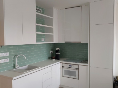 Kuchyňská linka v bílém lesku