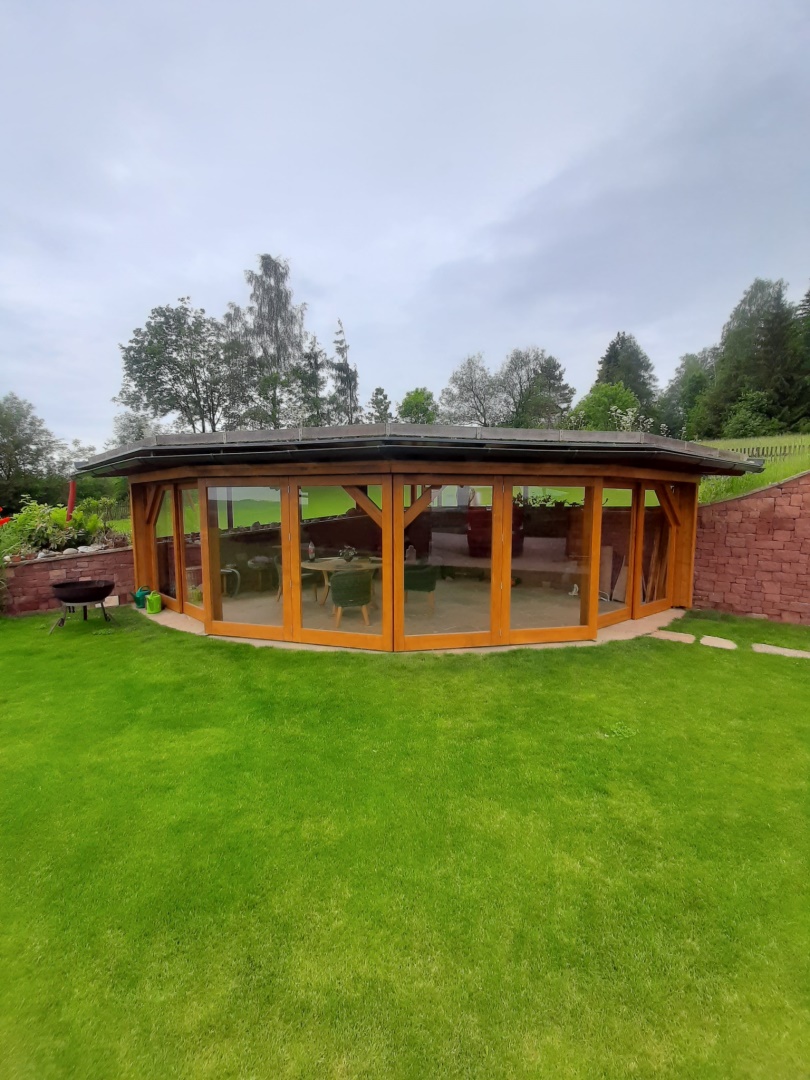 Oblouková pergola včetně posuvných dveří, střecha ,,zelená''