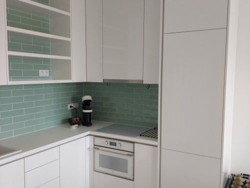 Kuchyňská linka v bílém lesku