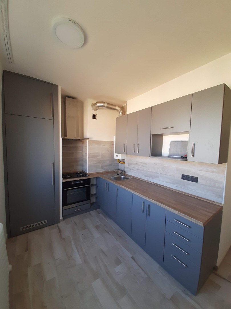 Kuchyň lamino šedé U732, dřez nerez, kování BLUM Legrabox