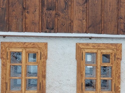 Okna a svlakové dveře do historického objektu, smrk, nátěr Karbolka