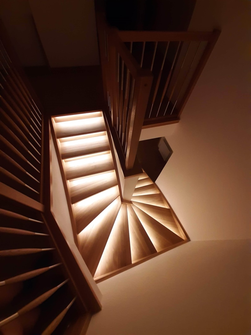 Samonosné schody do U včetně podstupnic, nasvícení LED
